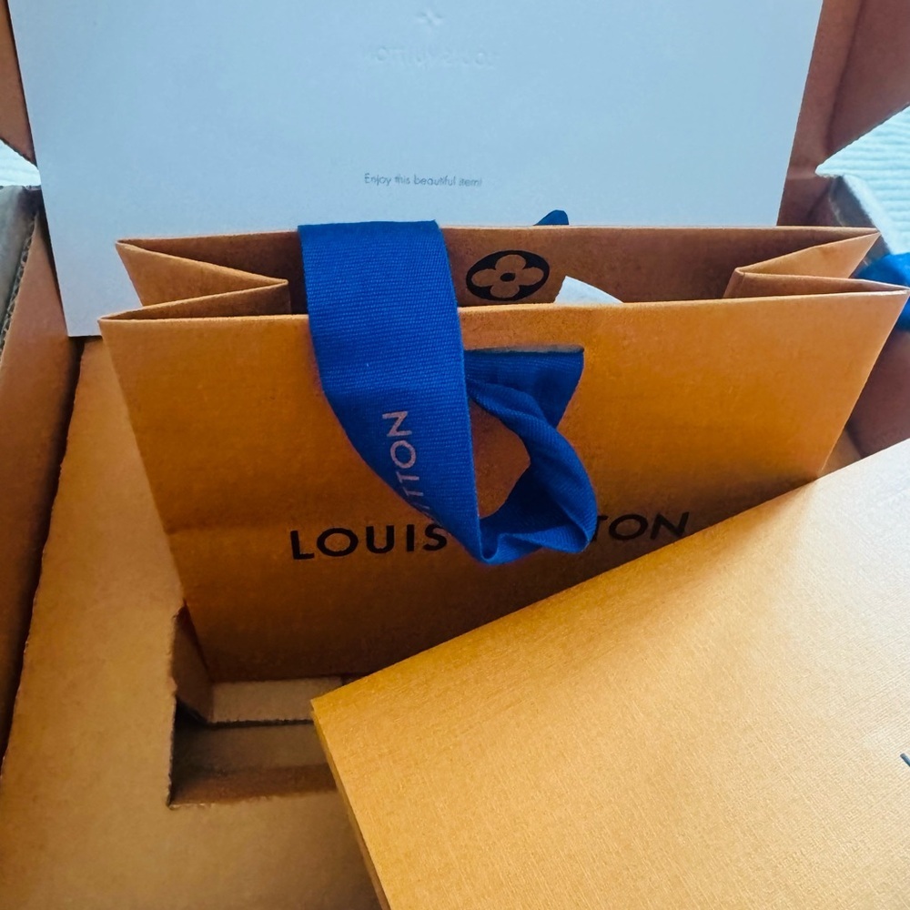 Louis Vuitton Small Orange Gift Packaging with Blue Ribbon and Gift Message - Picture 2 of 7